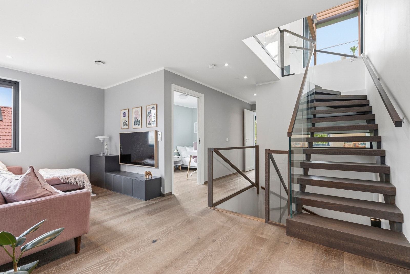 Den elegante trappen fra Trappemakeren fører deg videre opp til boligens lune private sone. Galleribilde