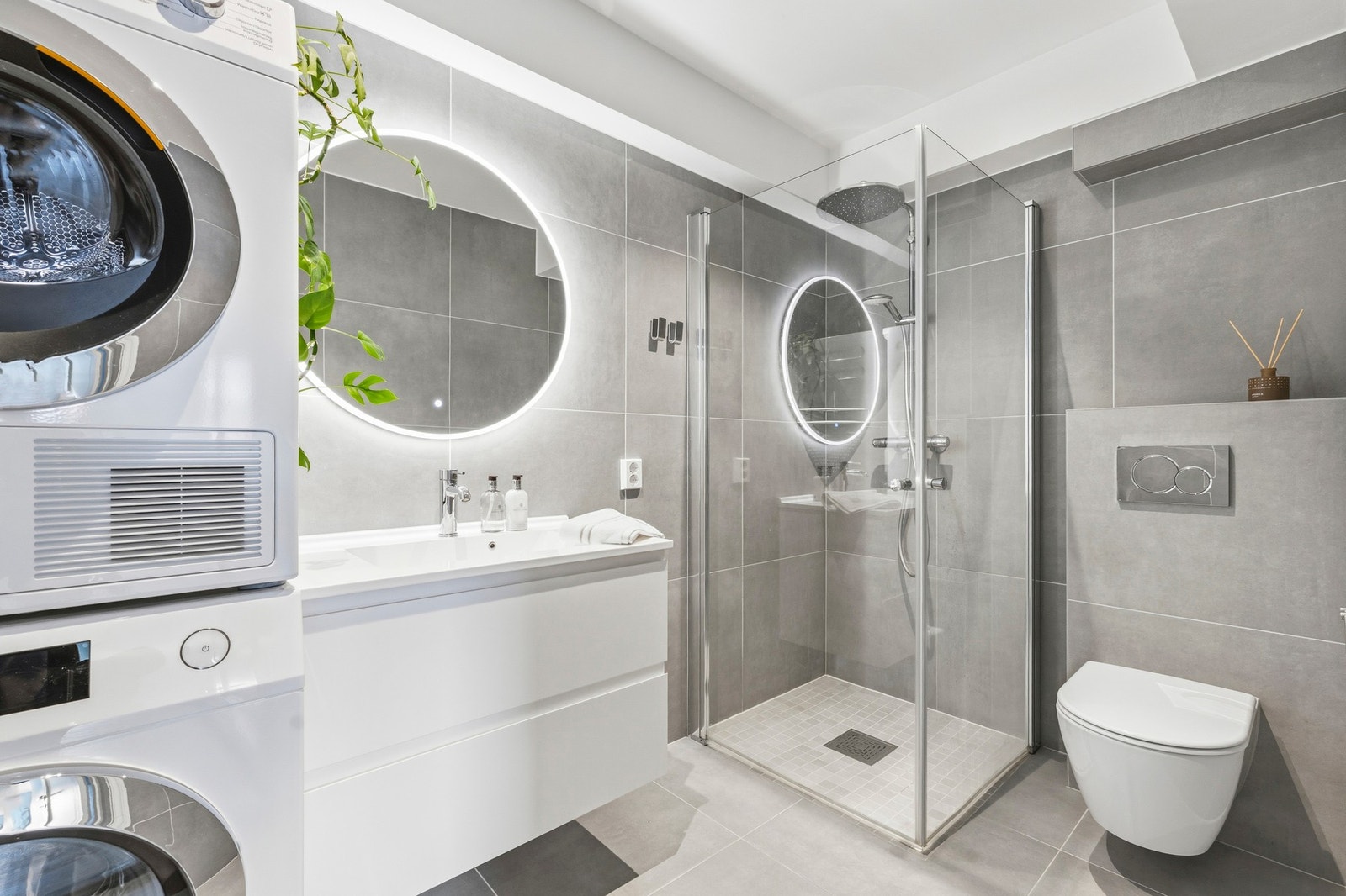 Badet er moderne og delikat utført med flislagte overflater og varmekabler i gulvet. Galleribilde