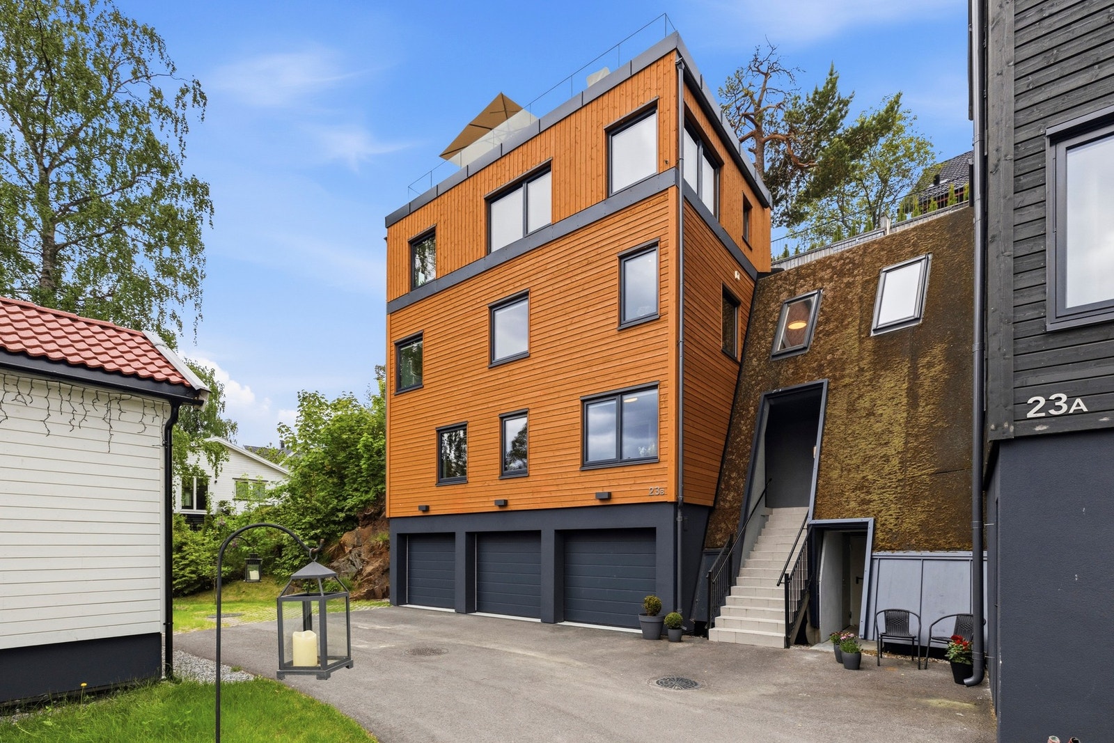 Boligen strekker seg over tre plan og byr på en gjennomført standard med stilrene materialvalg. Galleribilde
