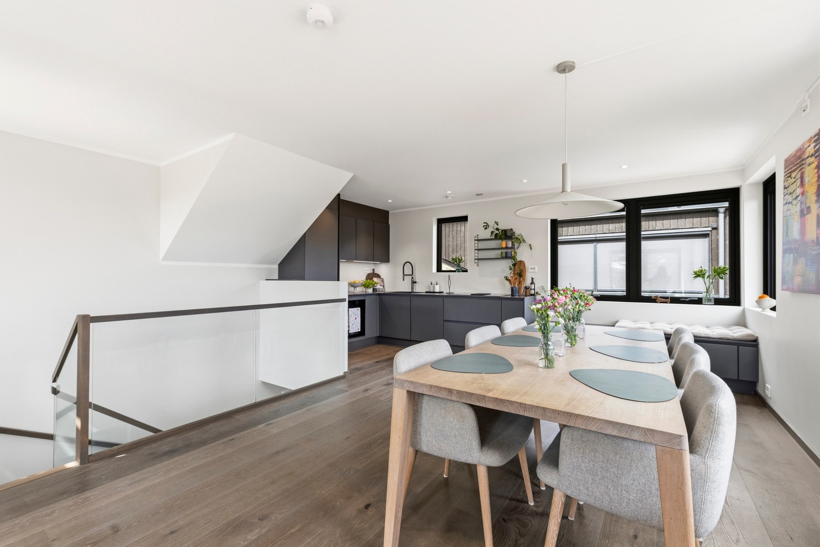 Den åpne planløsningen gir stor fleksibilitet og god plass til både en romslig sofagruppe og et stort spisebord for familie og gjester. Galleribilde