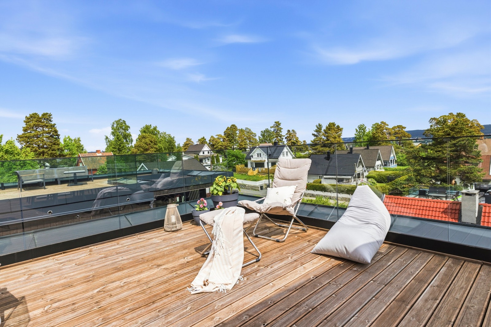 Her kan du nyte gode solforhold, flott utsikt og god plass til både loungemøbler, spisegruppe og grill. Galleribilde