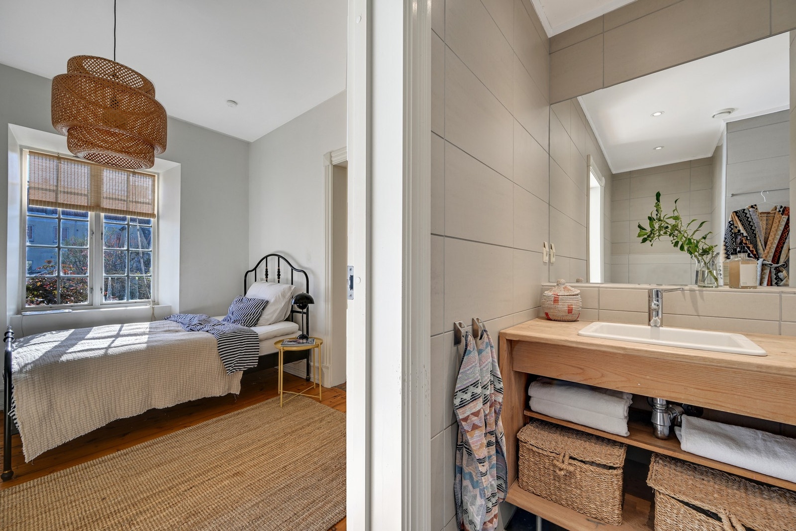 Det er direkte adkomst til badet også fra dette soverommet Galleribilde