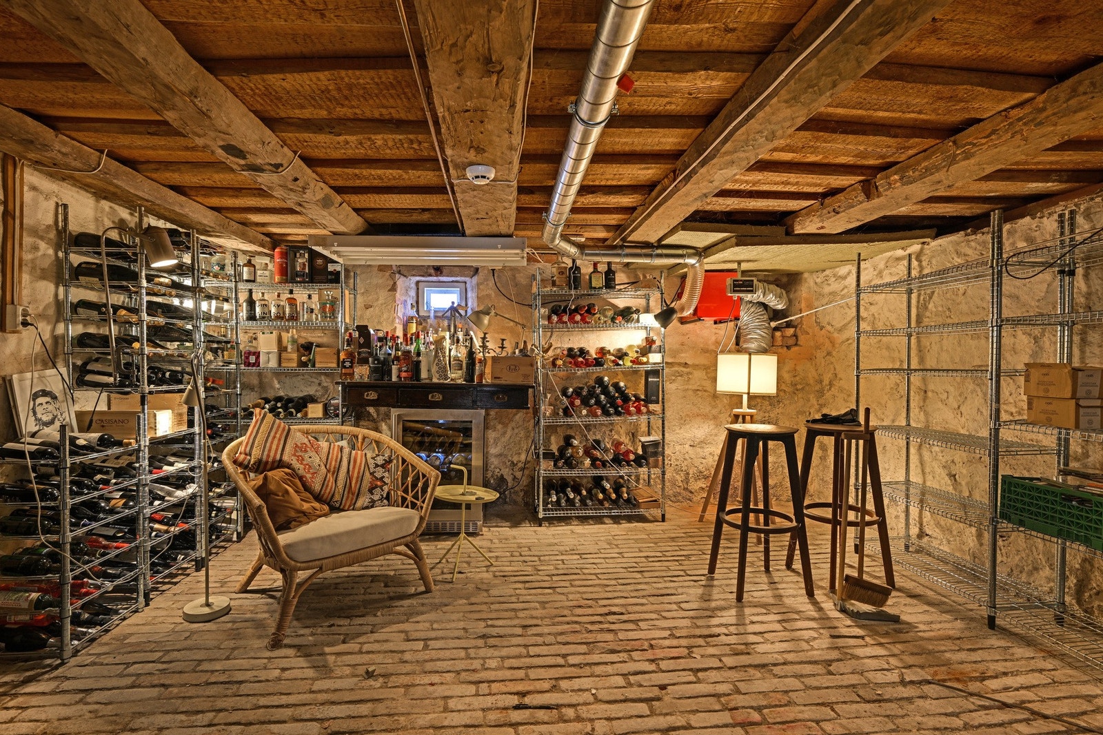 Det er stor kjeller under leiligheten så her har man virkelig god oppbevaringsplass Galleribilde