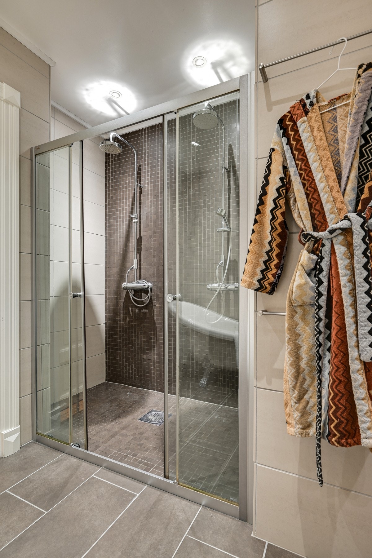 Det er en praktisk og romslig dusjnisje, samt spott i taket på badet Galleribilde