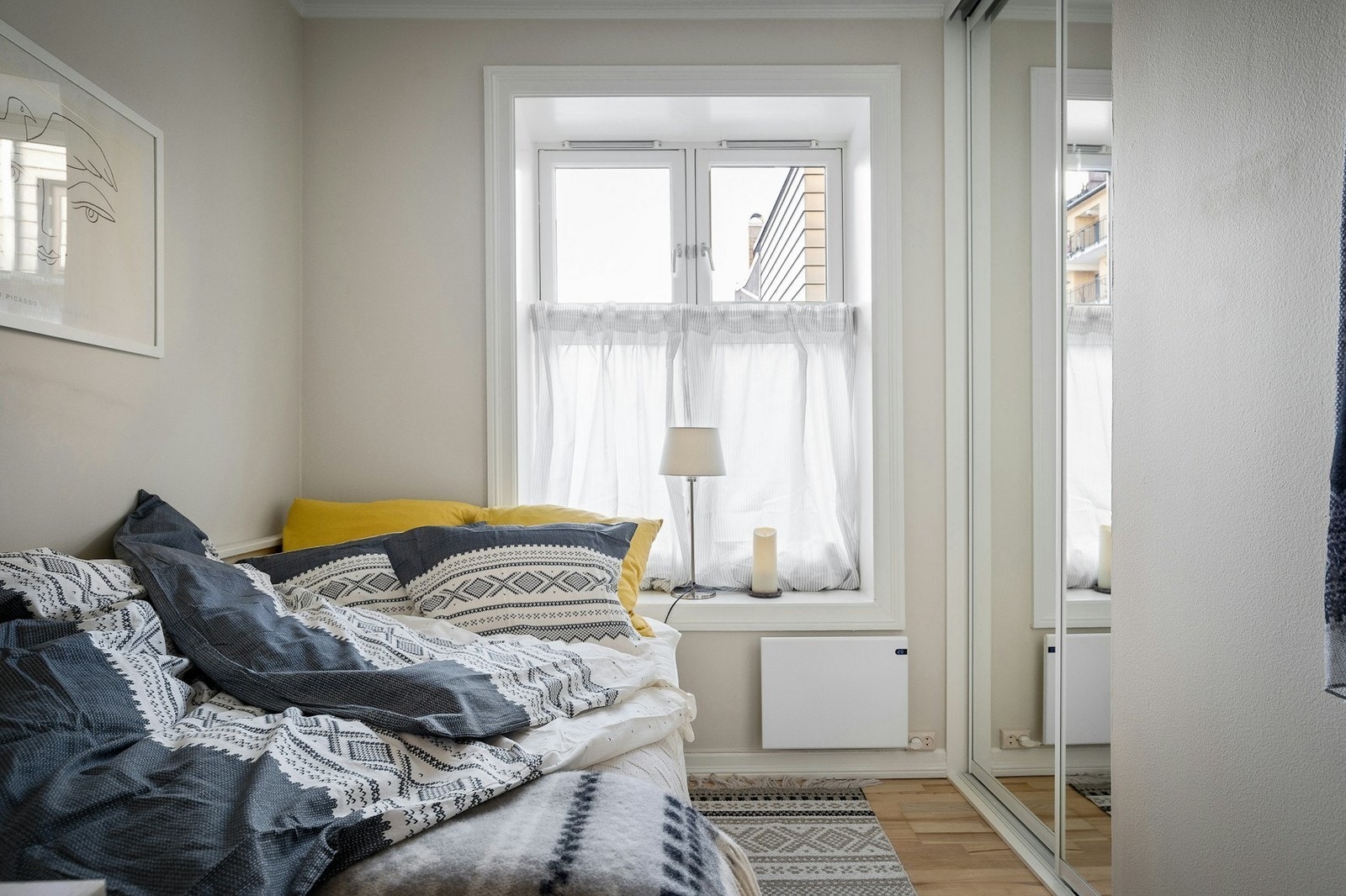 Soverom med skyvedørsgarderobe Galleribilde