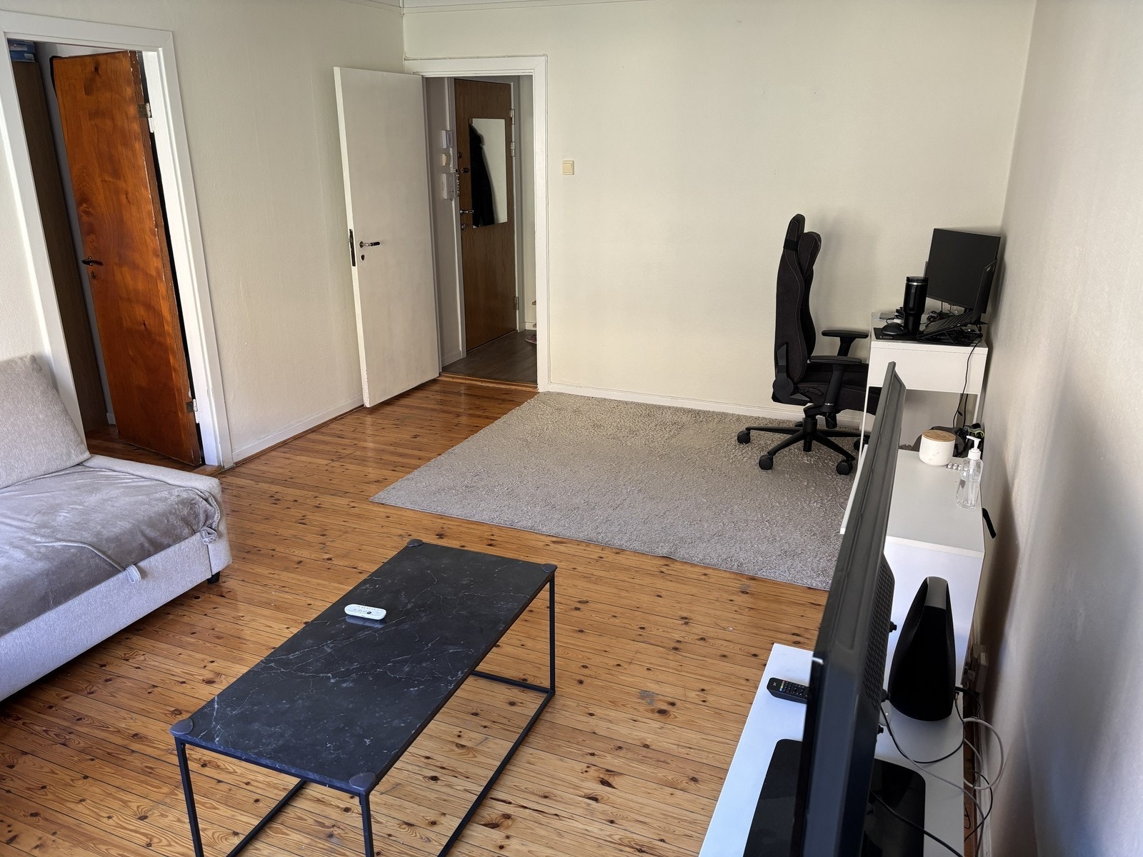 Det er god plass til både sofagruppe og spisebord i stuen. Galleribilde