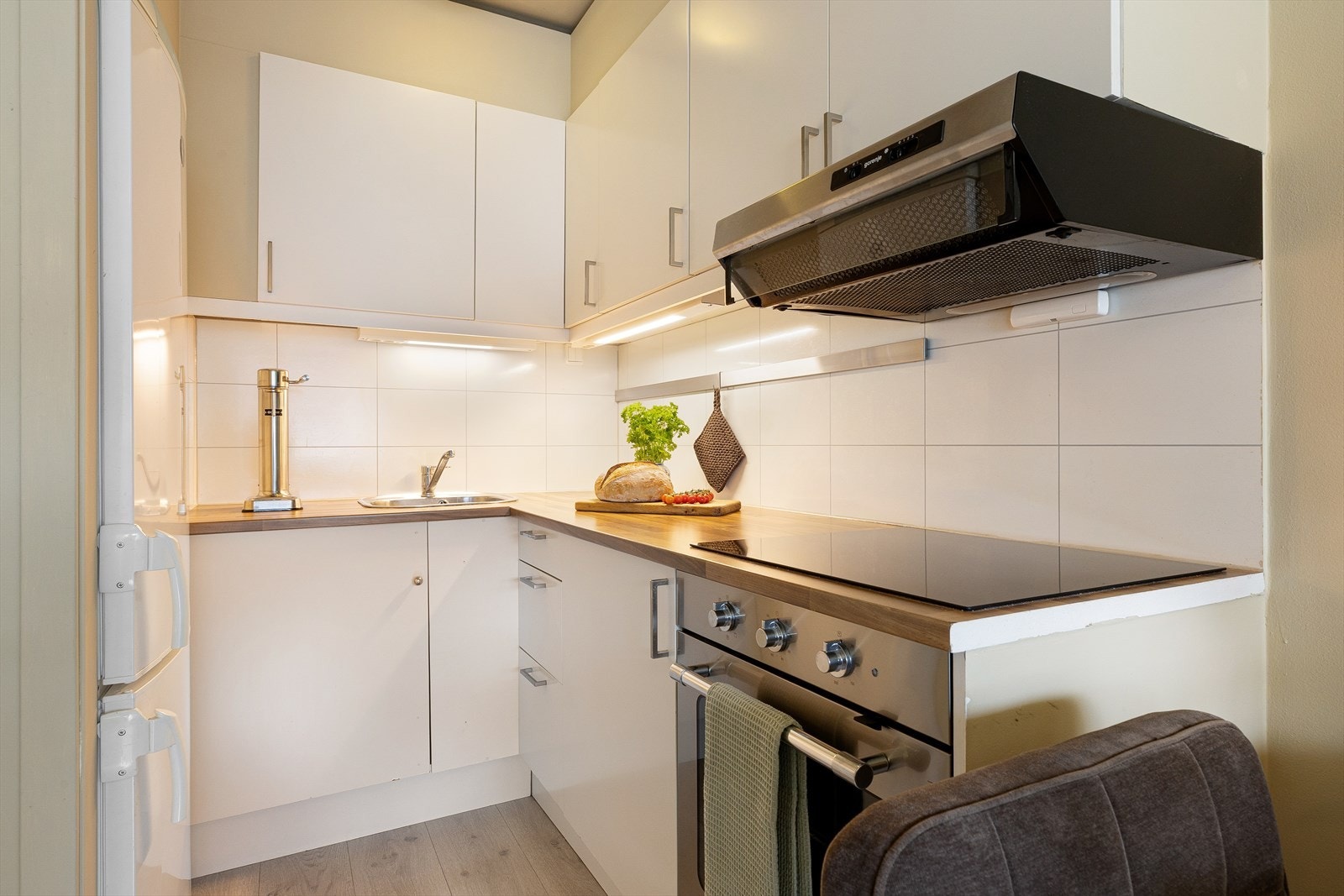 Kjøkkenet har laminat benkeplate med nedfelt kum i rustfritt stål. Galleribilde