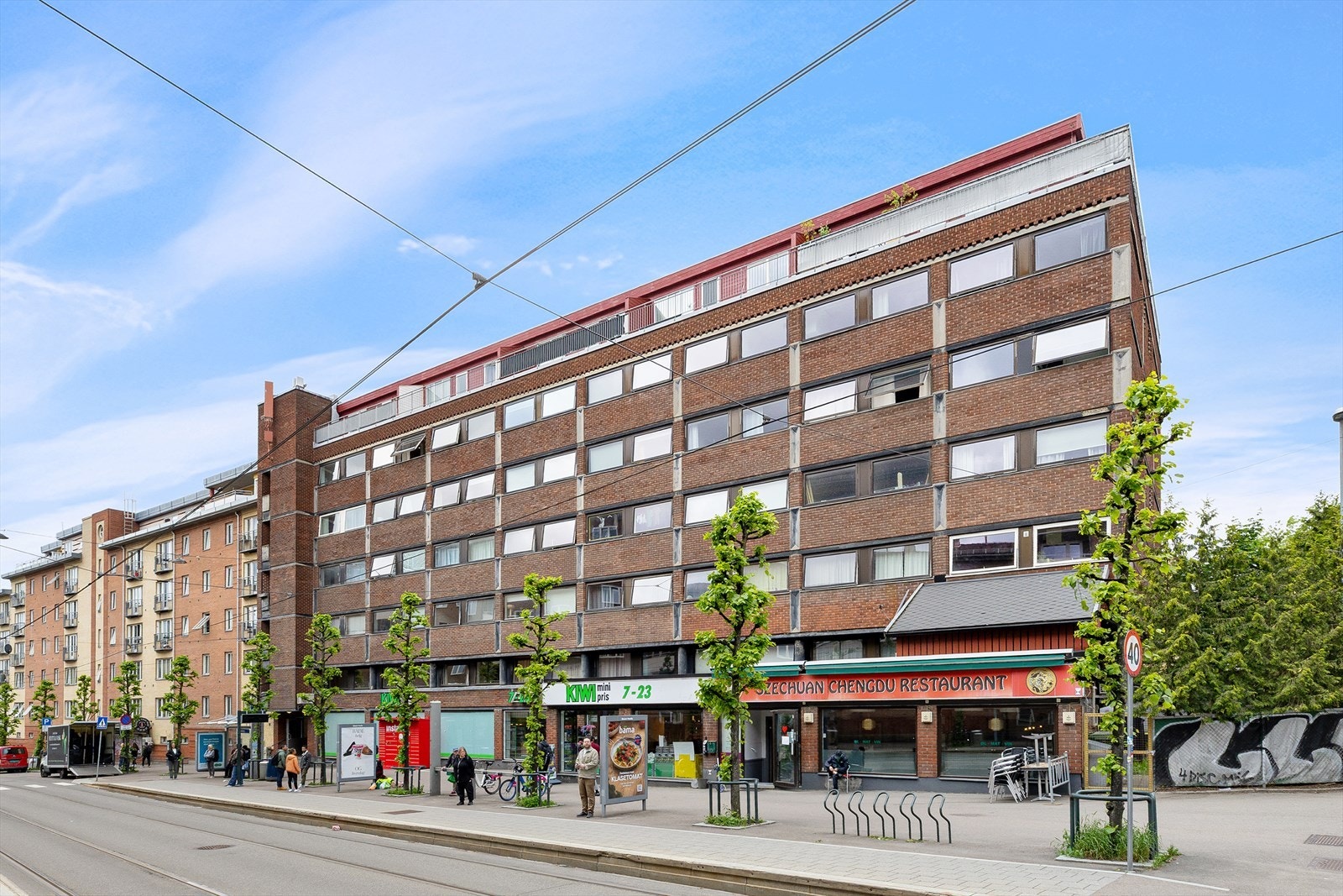 Boligblokken har sentral beliggenhet - nærhet til "alt". Galleribilde