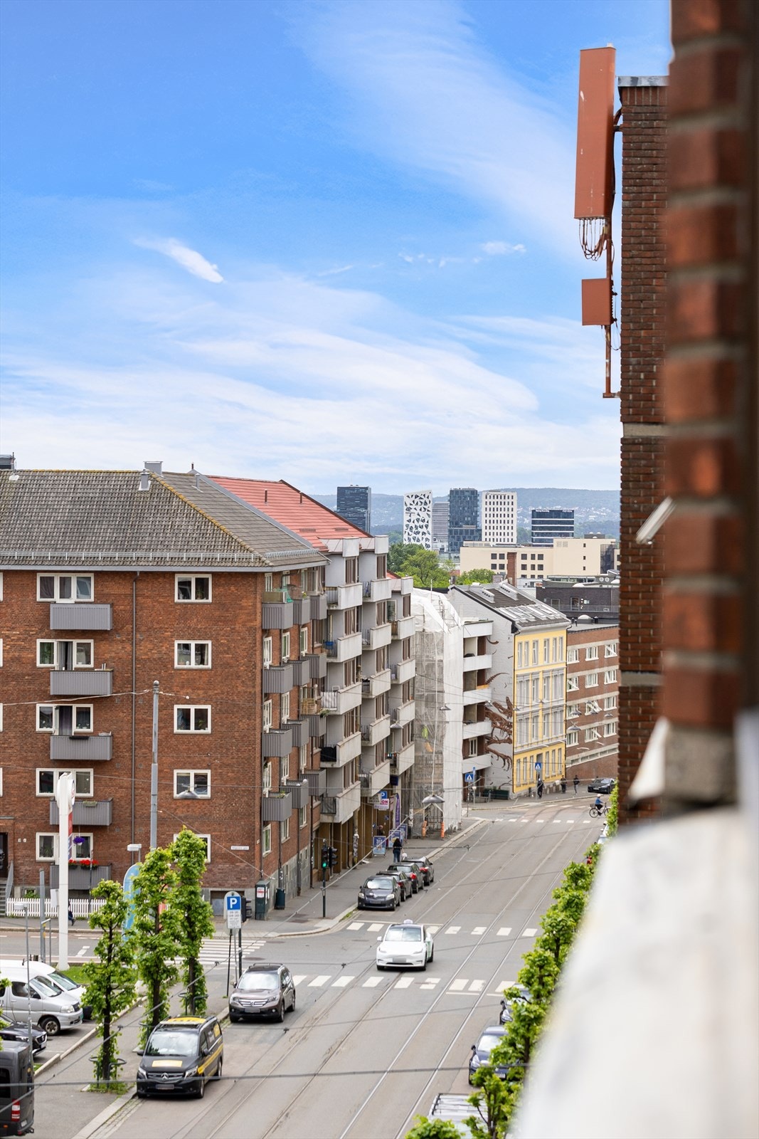 Utsikt mot urbane omgivelser fra stuen. Galleribilde