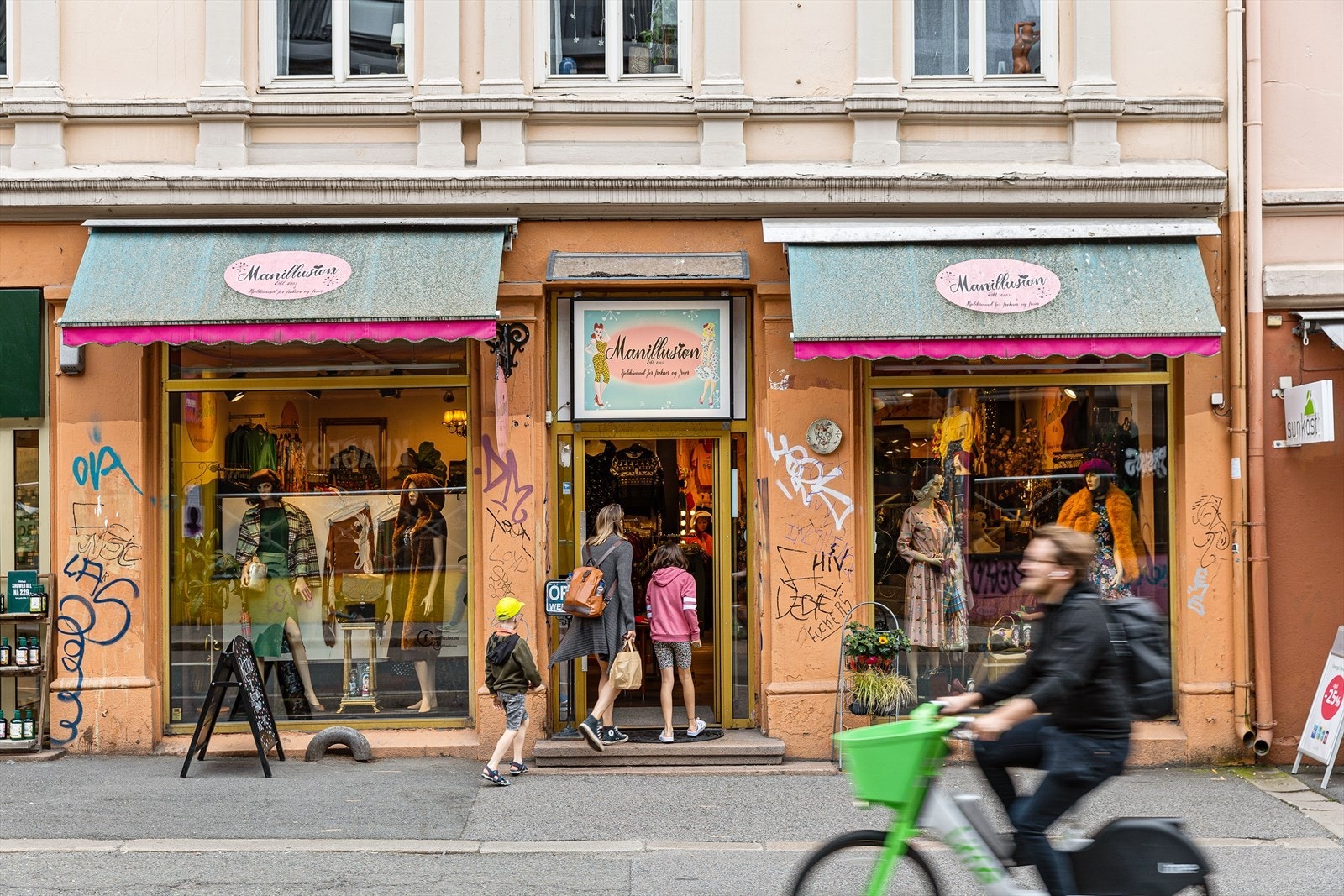 Området tilbyr et variert utvalg av butikker og kaféer, som gir gode muligheter for handel og sosialt liv. Galleribilde