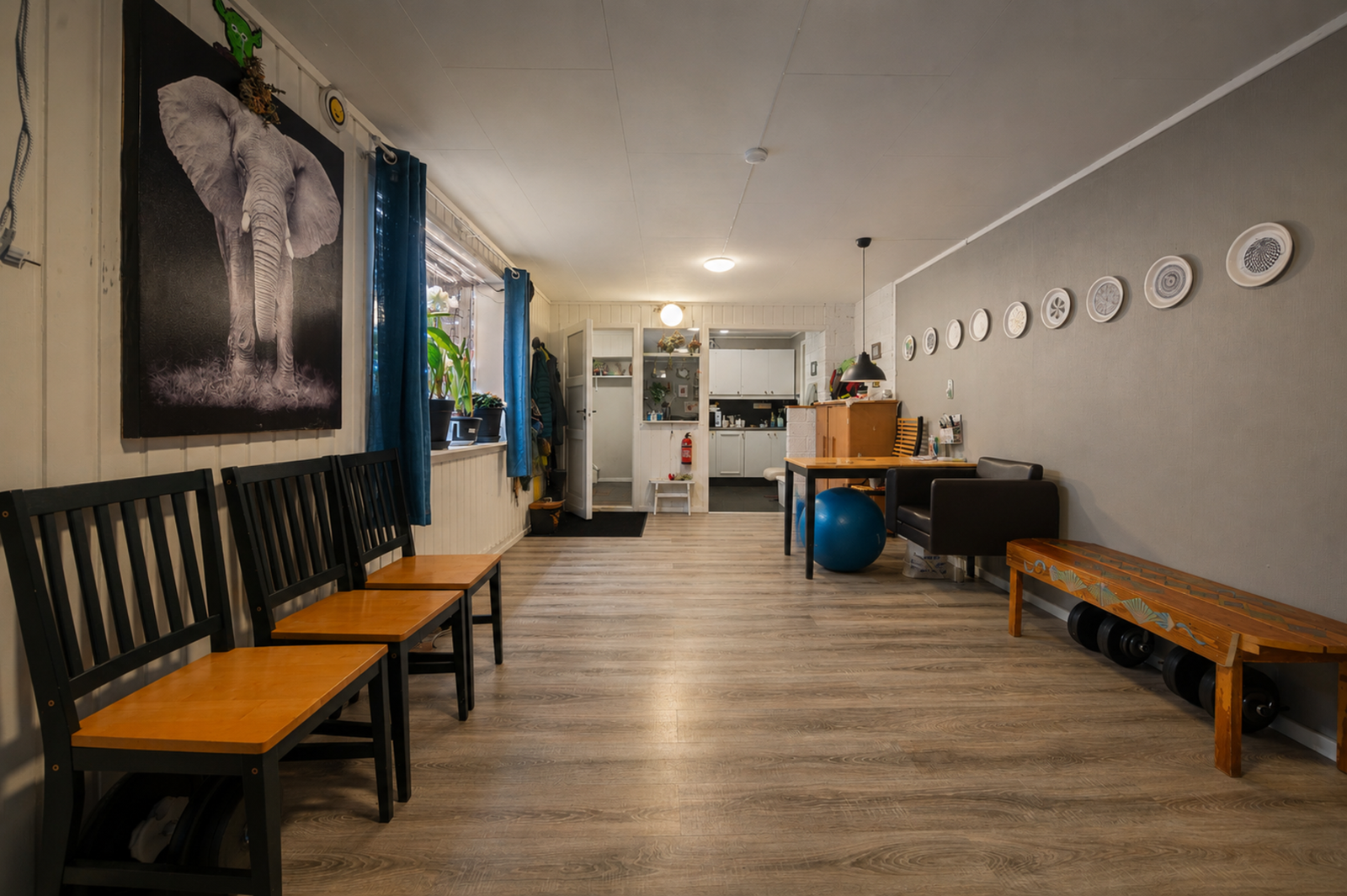 - Hybelleiligheten har egen inngang nede i front. Galleribilde