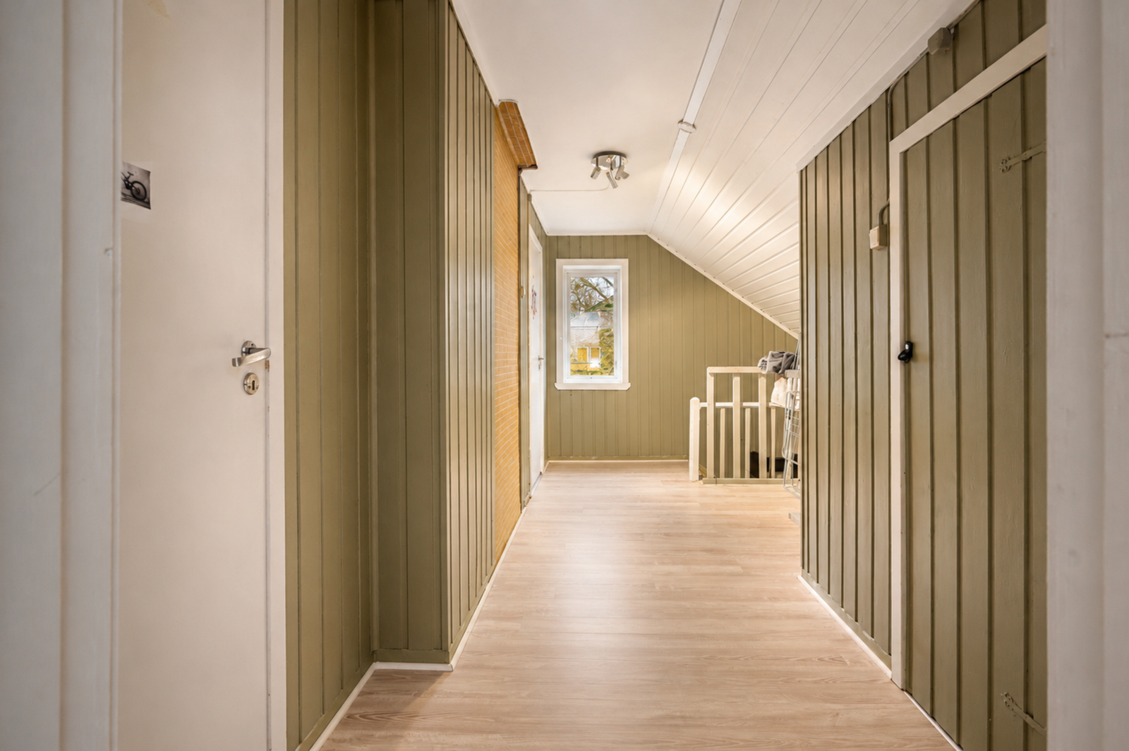 - Hallen i loftsetasje er malt i moderne farger og fremstår som moderne. Galleribilde