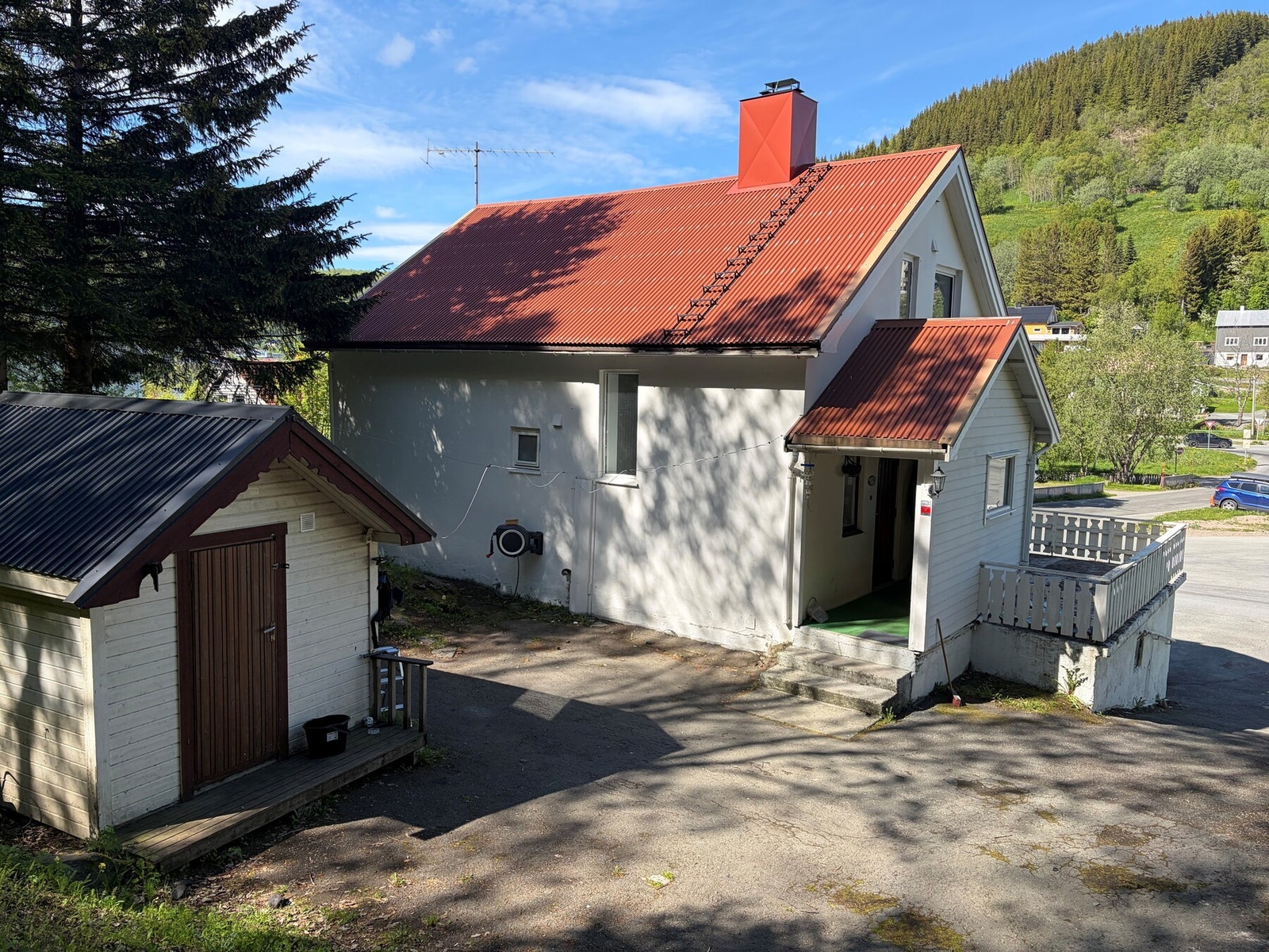 - Romslig uteområde på baksiden av boligen med utebod. Galleribilde