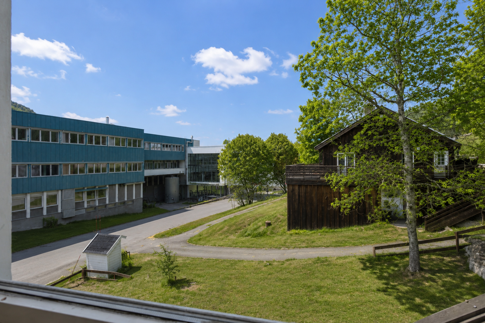 - Du bor sentralt til i et fint boligområde på nordsiden av byen med kort vei til det meste. Galleribilde