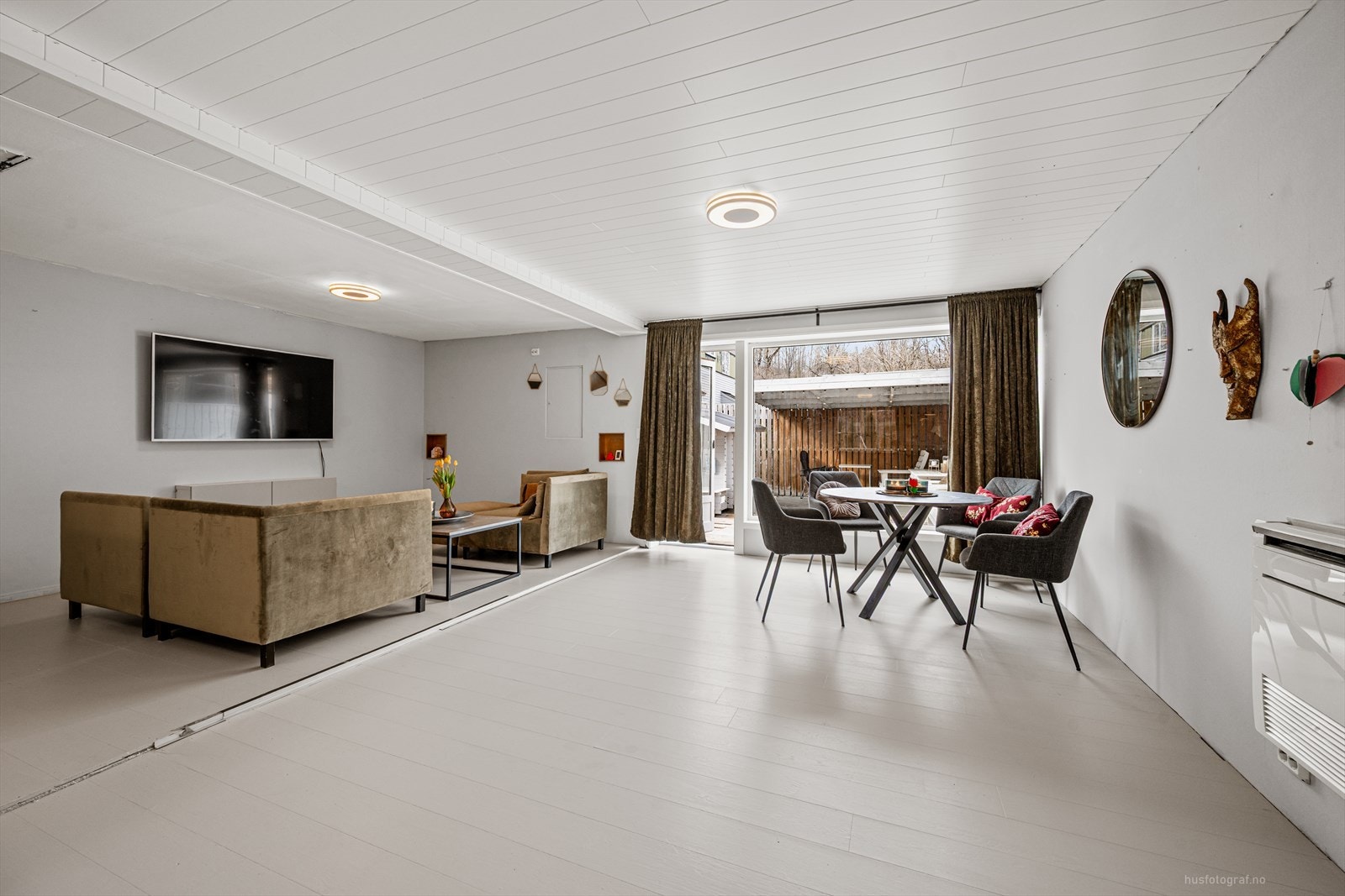 En luft-til-luft varmepumpe sørger for effektiv oppvarming av det store, åpne rommet. Galleribilde