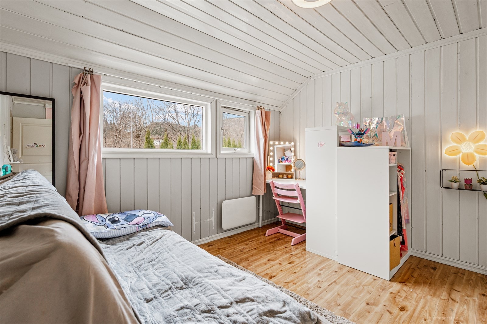 Himling med panel og lyse overflater gir en god romfølelse. Galleribilde