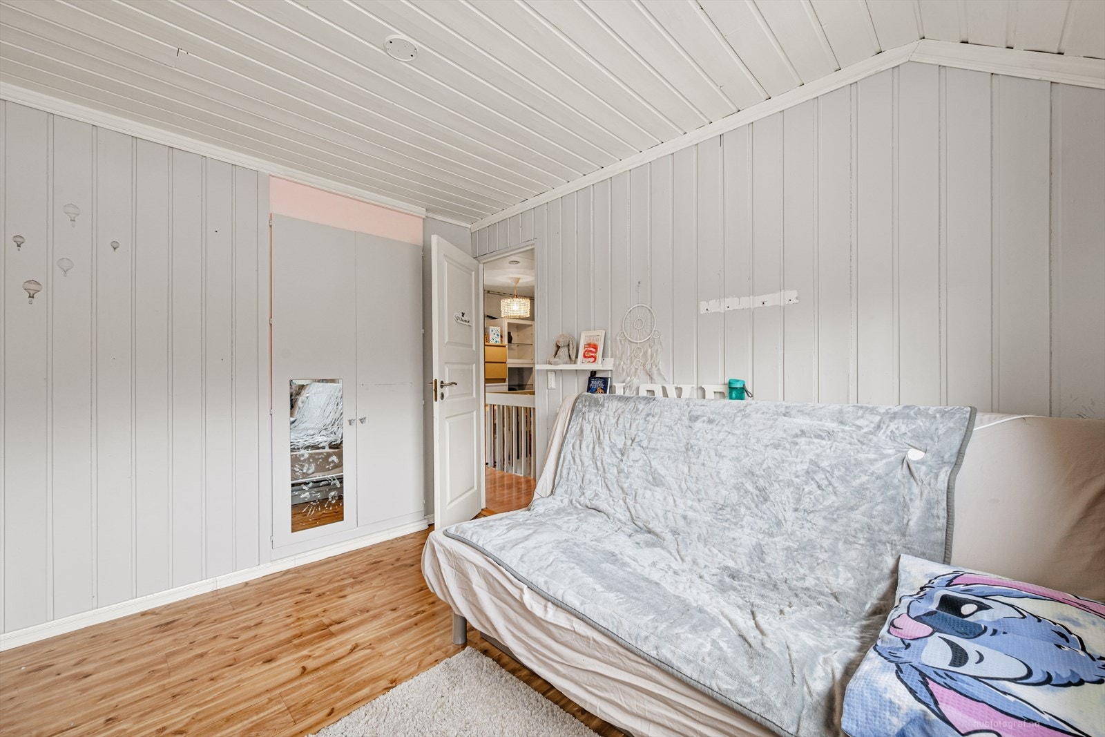 Soverom med panel på veggene og plass til seng og garderobeskap. Galleribilde