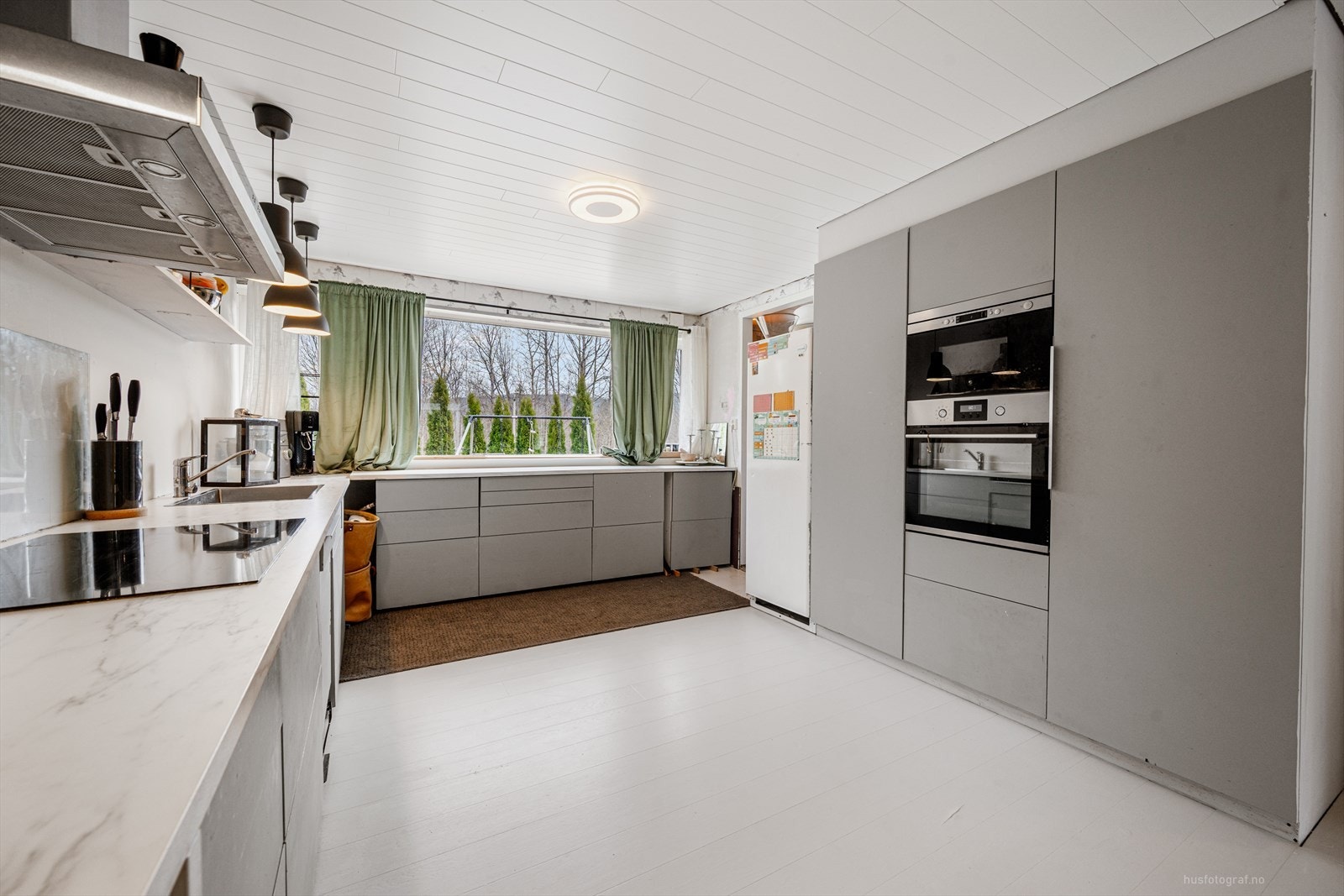 Høyskap med stekeovn og micro gir god lagringsplass og en effektiv utnyttelse av rommet. Galleribilde
