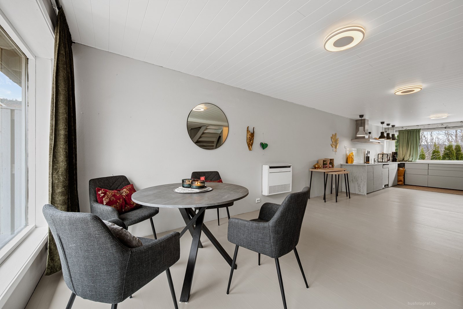 Den endrede planløsningen gir en romslig stue ved at tidligere boder og delevegger er fjernet. Galleribilde