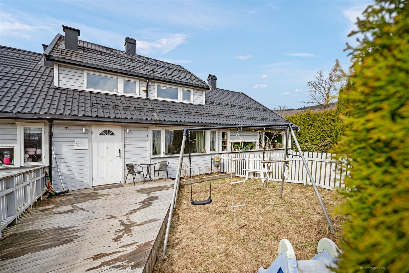 Et innholdsrikt rekkehus over to plan med en åpen løsning i første etasje og en stor, delvis overbygget terrasse. Galleribilde