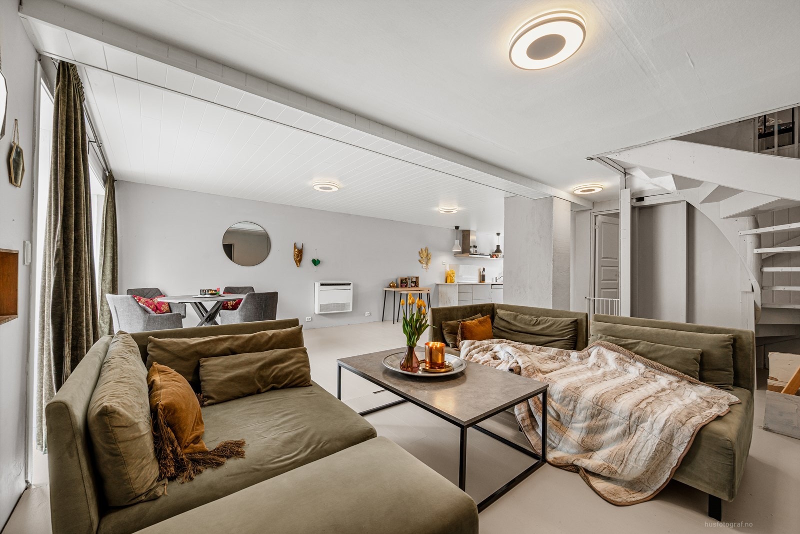 Stuen har god plass til både sofagruppe og spisebord, med et gjennomgående malt tregulv. Galleribilde