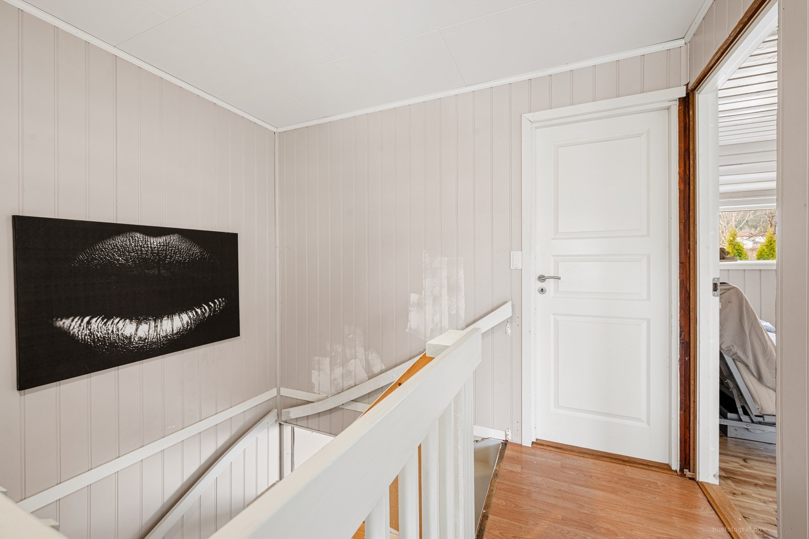 Gangen i andre etasje har adkomst til bad og tre soverom. Galleribilde