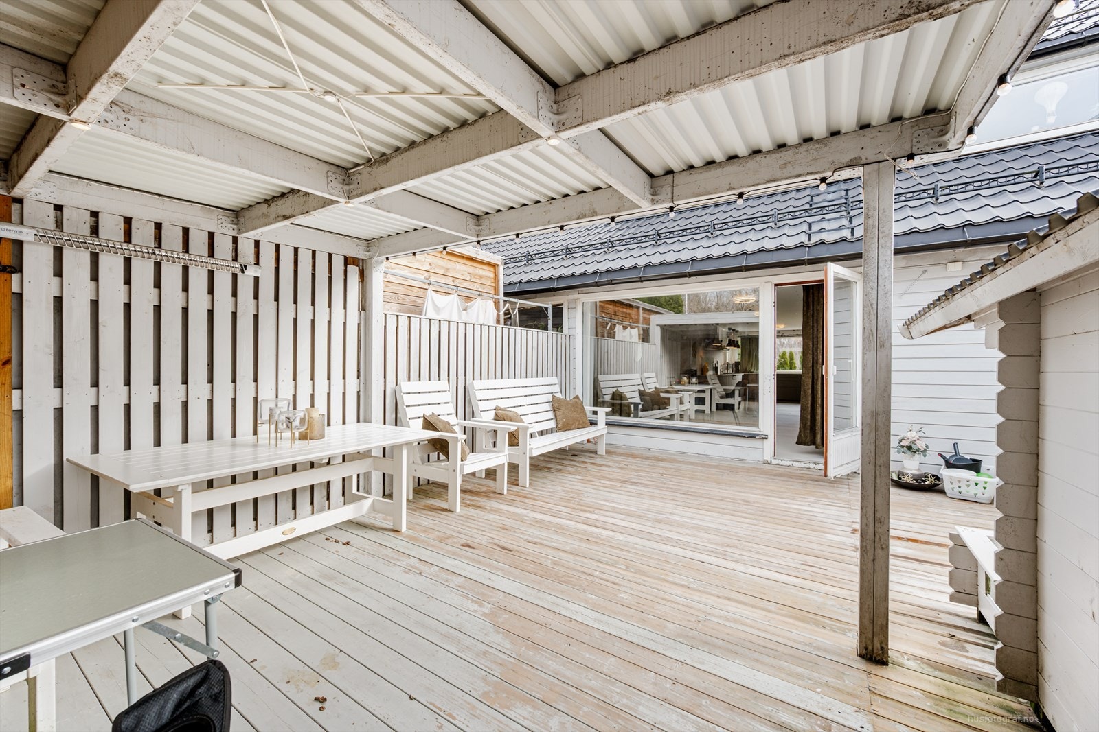 Den delvis overbygde terrassen fungerer som en forlengelse av stuen på varme dager. Galleribilde