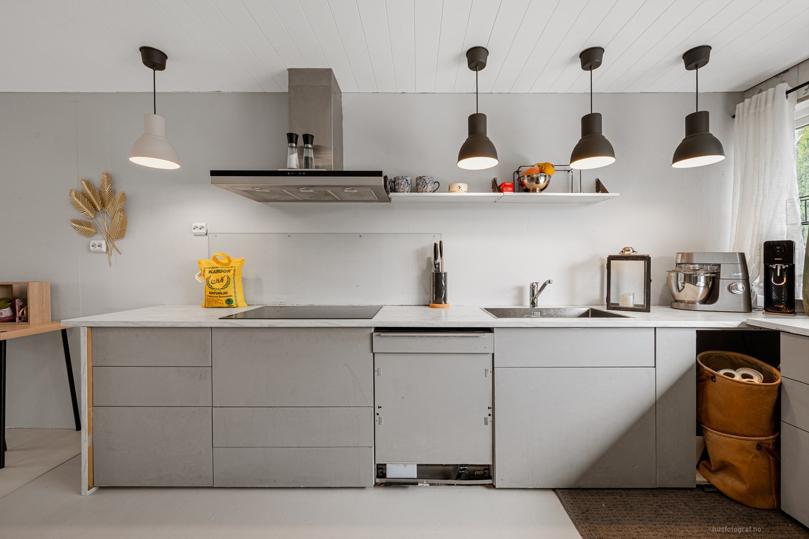 Kjøkkenet er utstyrt med platetopp, stekeovn, micro og oppvaskmaskin installert i 2019. Galleribilde