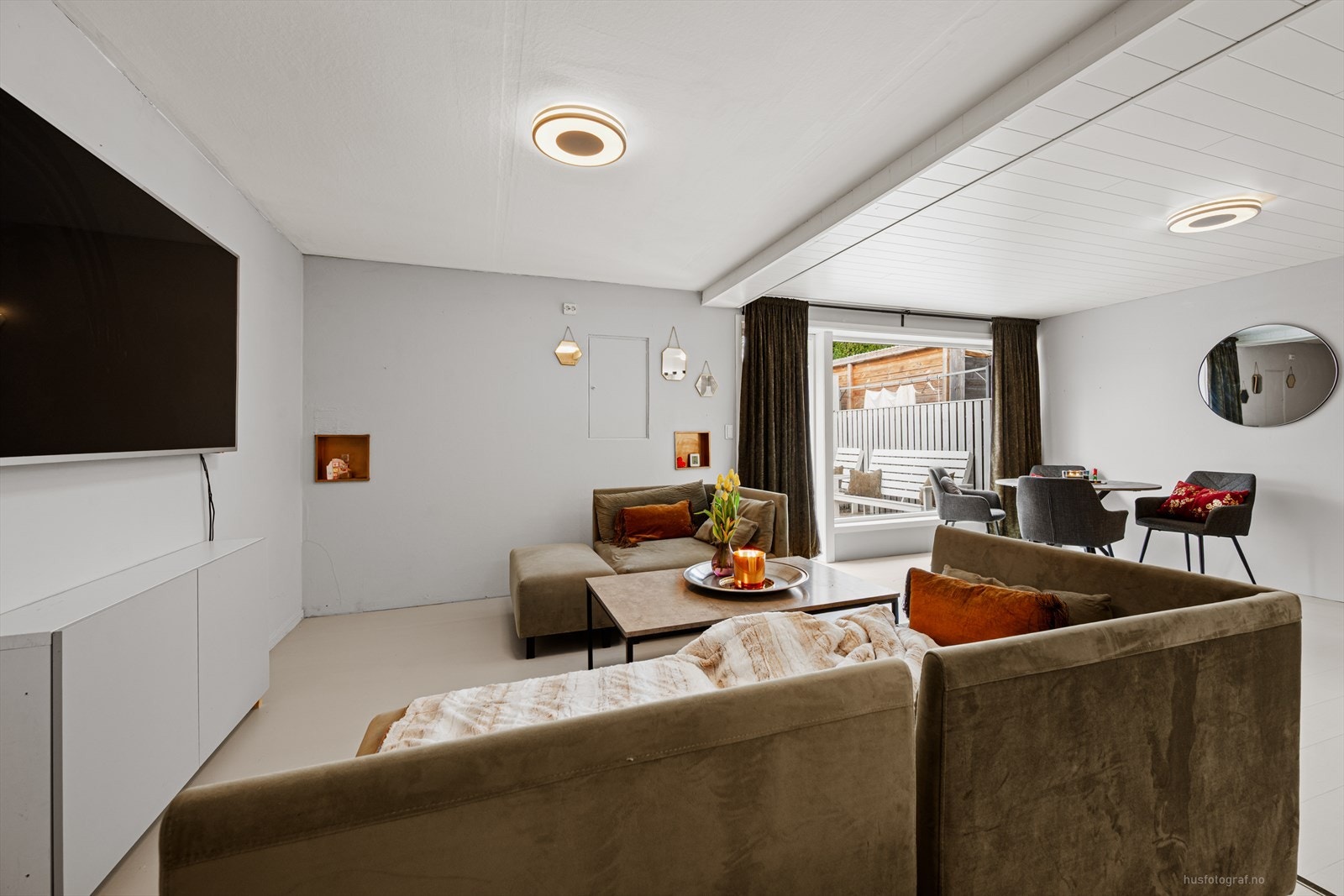 Fra stuen er det direkte utgang til den store terrassen. Galleribilde