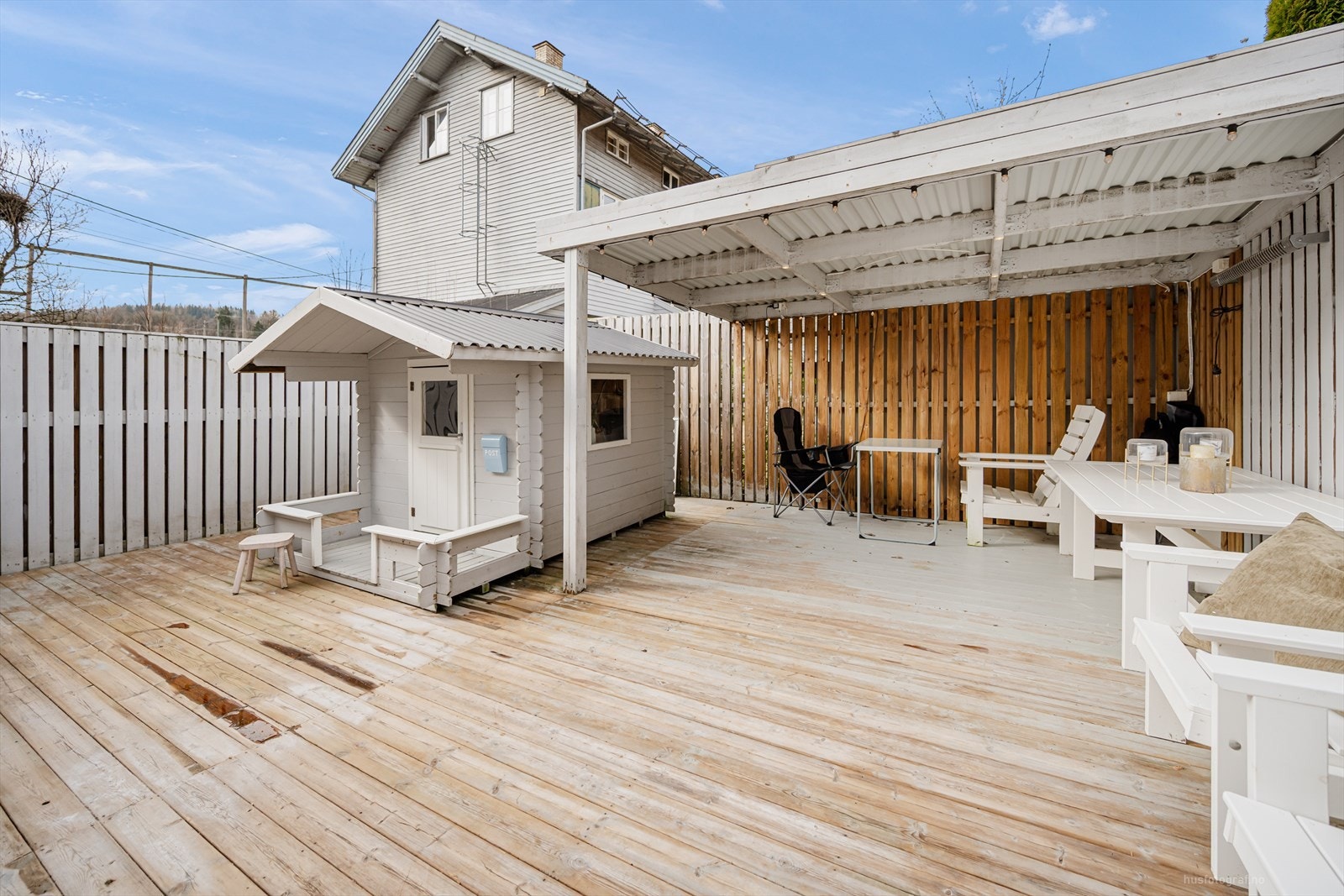 Den romslige terrassen på 41 m² gir rikelig med plass for både spiseplass og loungegruppe, med direkte utgang fra stuen. Galleribilde