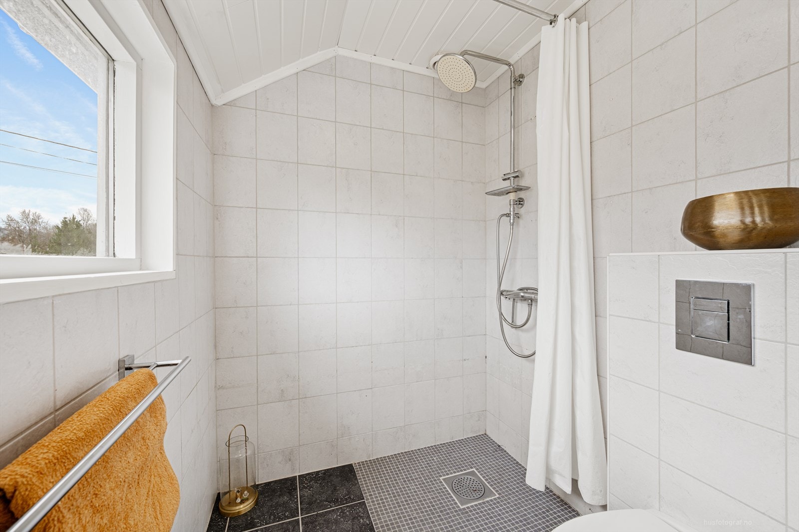 Badet i andre etasje har flislagte overflater, dusjhjørne og elektrisk gulvvarme. Galleribilde