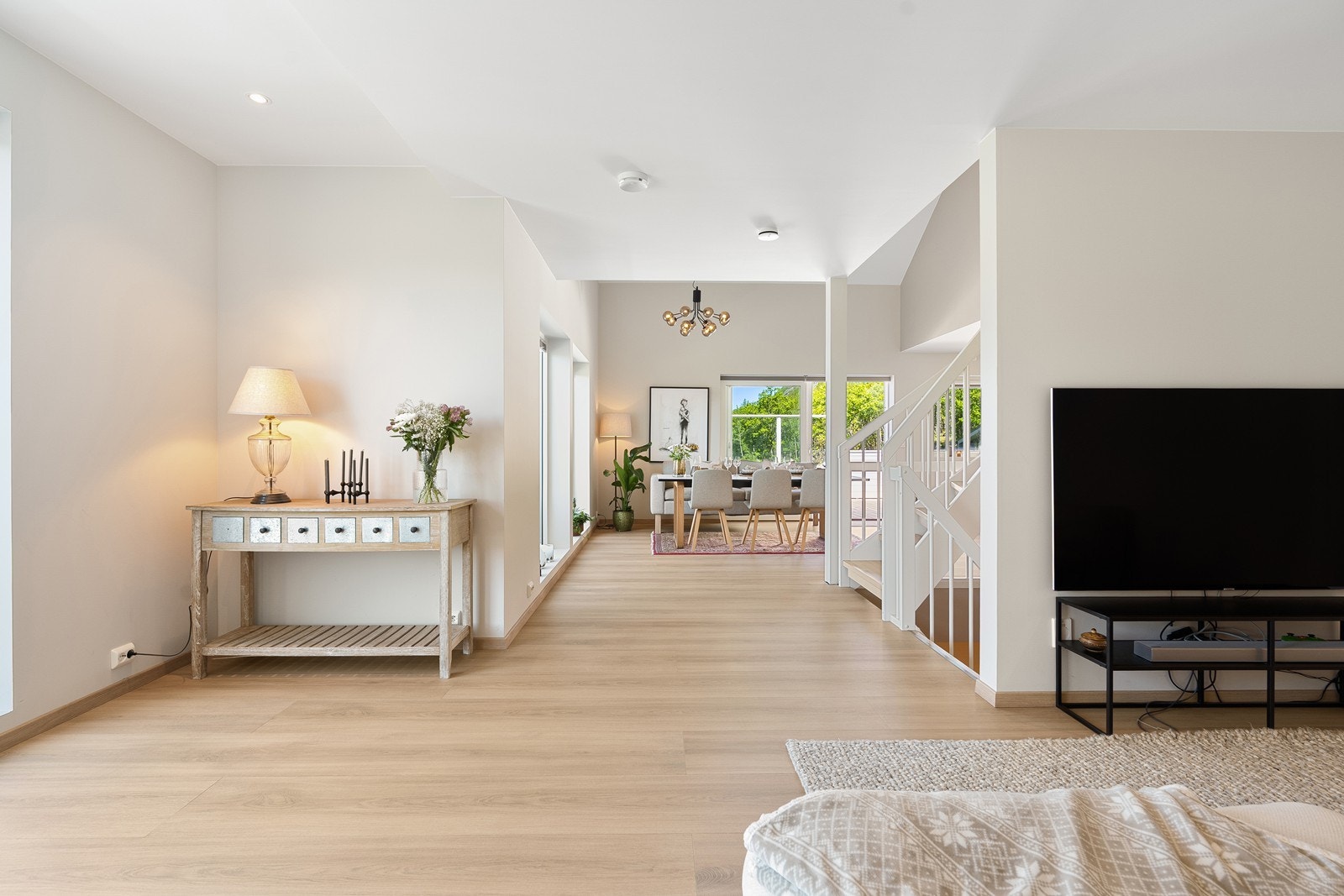 Kjøkkenet ligger i åpen løsning sammen med stuen men likevel avgrenset slik at rommenes funksjon kommer godt frem. Galleribilde