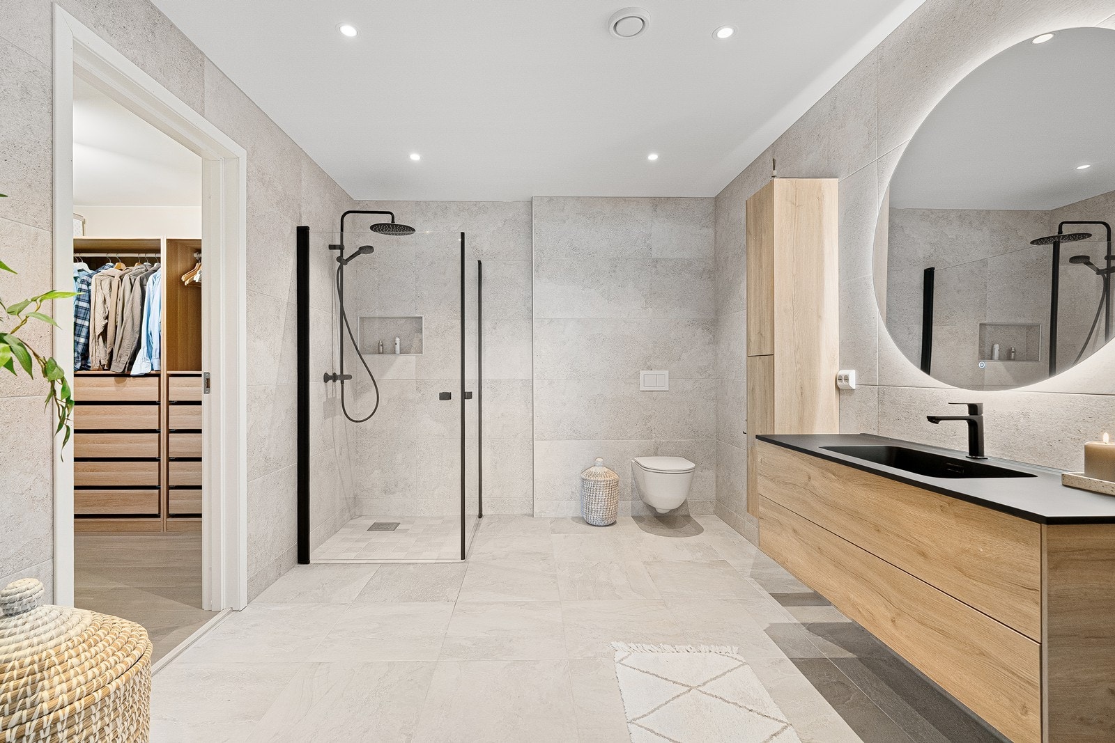 Det er godt med oppbervaringsplass på badet og det er innredet med moderne baderomsmøbler. Galleribilde