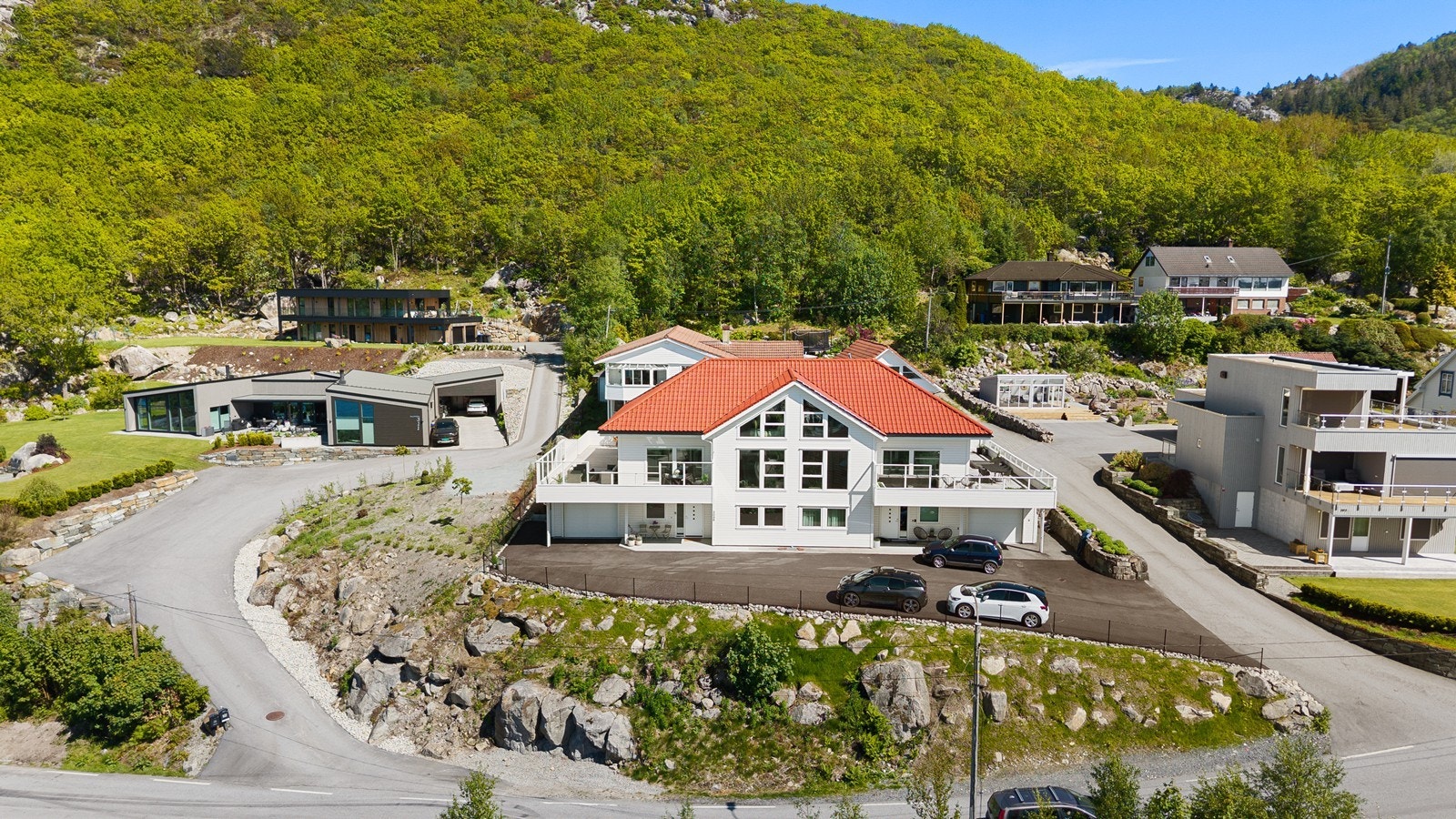 Du bor i et etablert og rolig nabolag med turområder like ved. Galleribilde