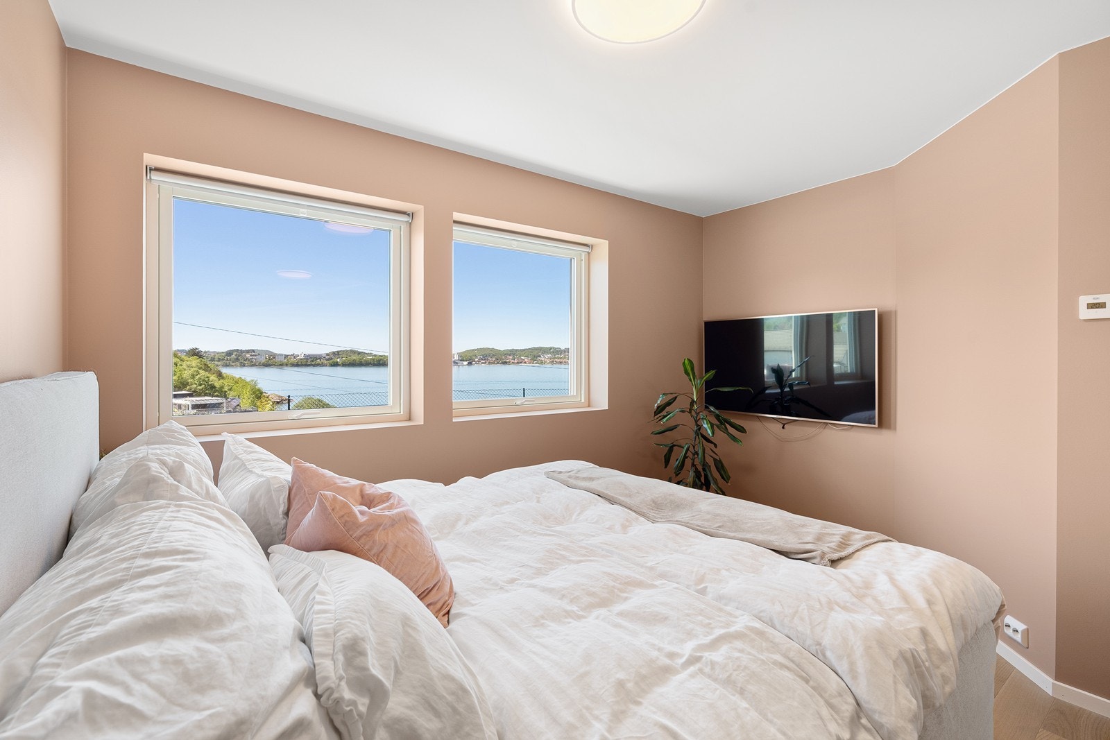 Det andre soverommet holder god størrelse med plass til ønsket seng, nattbord, pult og garderobe. Galleribilde