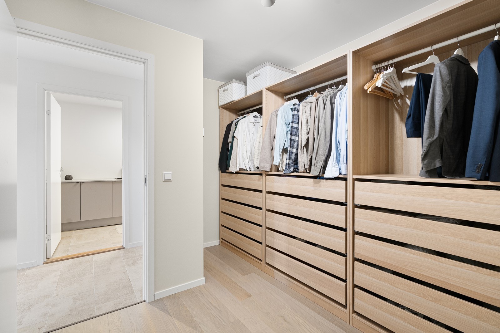 Du har i tillegg et walkin-closet vegg i vegg med badet. Galleribilde
