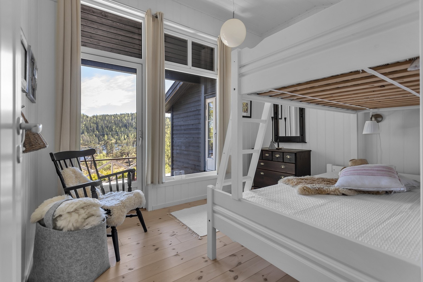 Soverom 2/3 - Trivelige og lyse soverom, alle har utgang til veranda Galleribilde