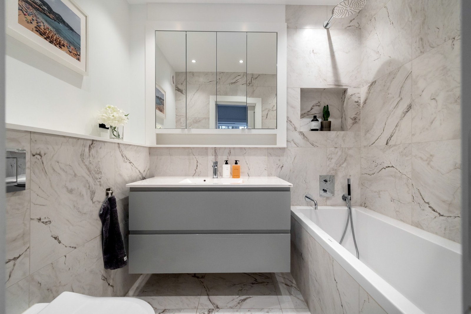 Badet i tilknytning til hovedsoverommet er fra 2021 og er innredet med et innmurt badekar som gir rommet et eksklusivt preg. Galleribilde