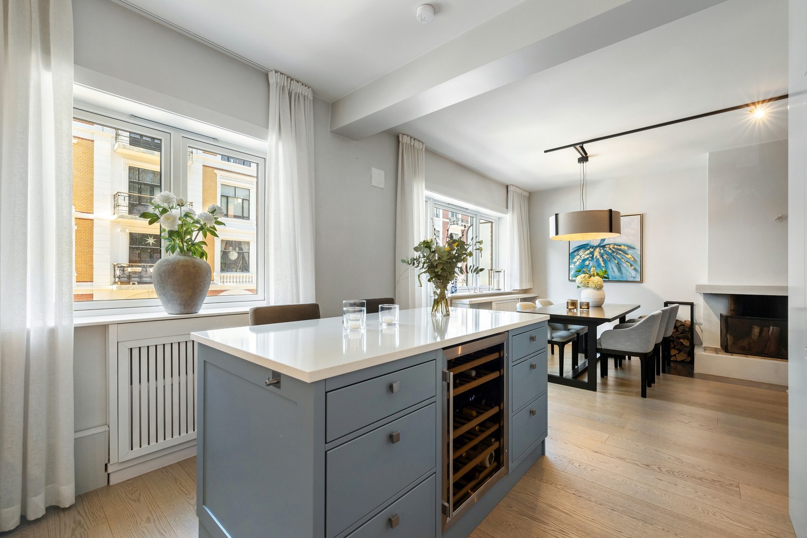 Kjøkkenet ligger i åpen forbindelse med spiseplassen og har utgang til den vestvendte balkongen. Galleribilde