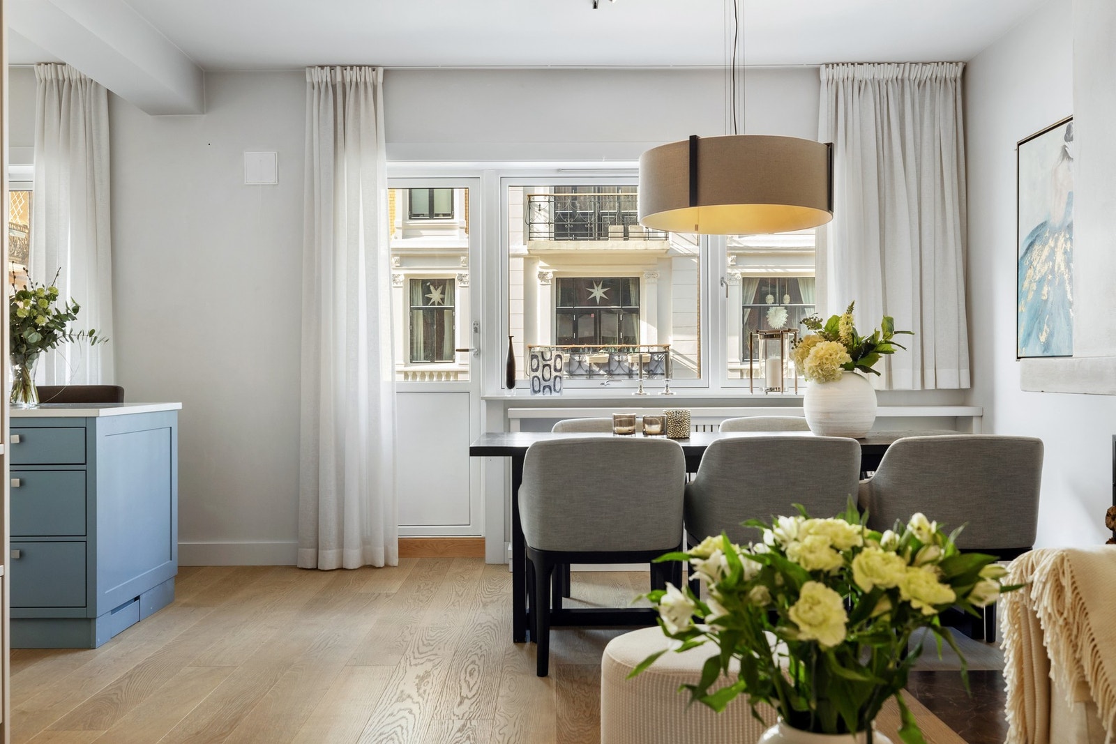 Den romslige spiseplassen har god plass til et stort spisebord og innbyr til hyggelige sammenkomster. Galleribilde
