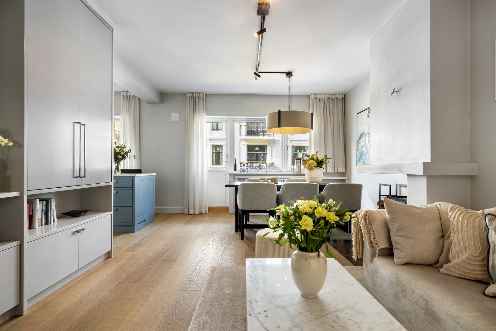 Her er det god plass til både sofagruppe og spisebord. Galleribilde