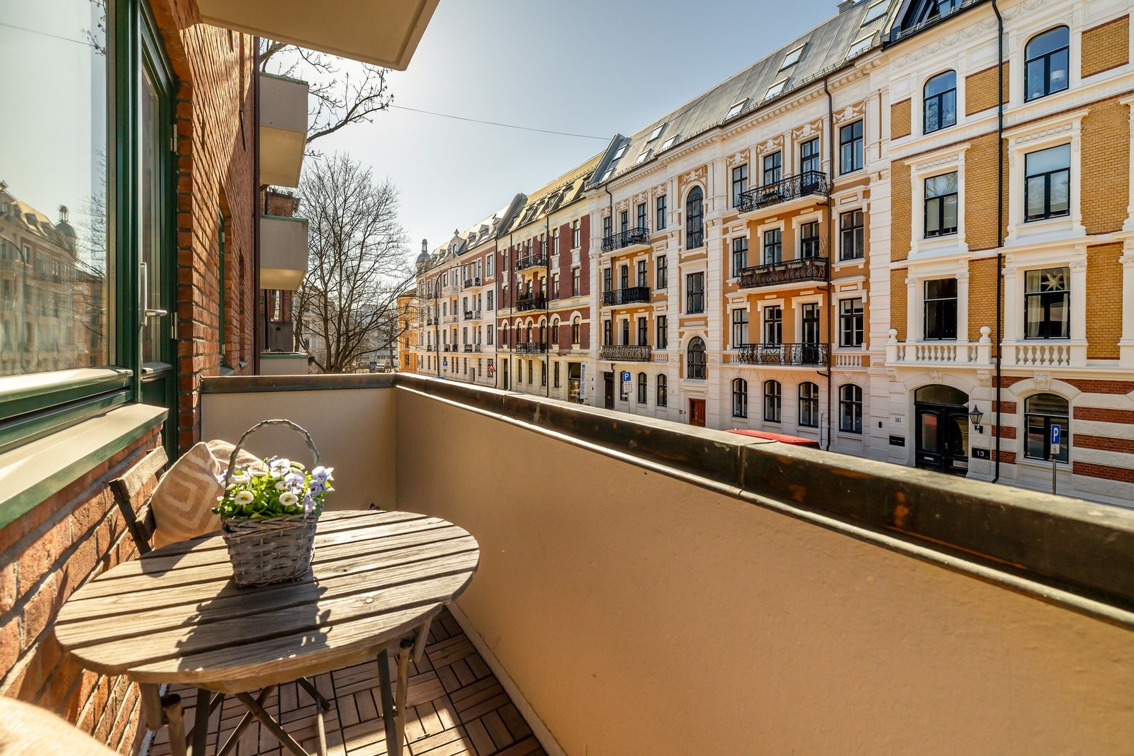 Her har vi gleden av å presentere en gjennomført og innbydende leilighet på Frogner, totaloppusset i 2021 med moderne materialvalg og en svært attraktiv planløsning. Galleribilde
