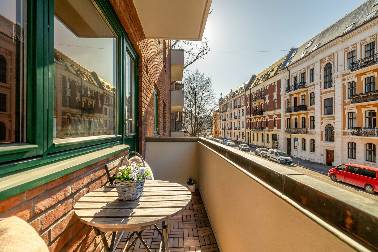 Fra balkongen har du utsyn mot de vakre bygårdene som preger det attraktive Frogner-området. Galleribilde