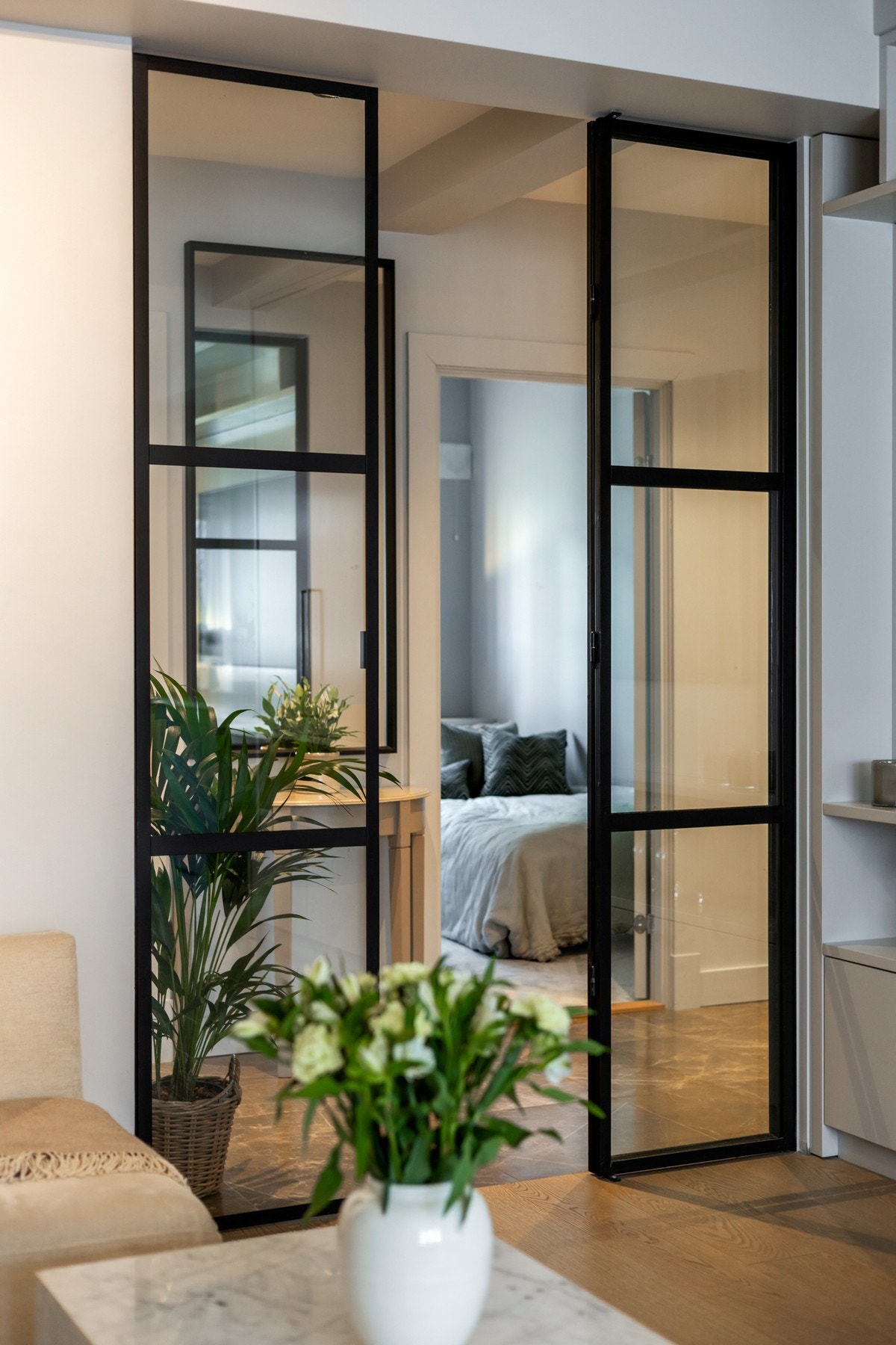 De elegante smijernsdørene med glassfelt tilfører boligen særpreg og karakter. Galleribilde