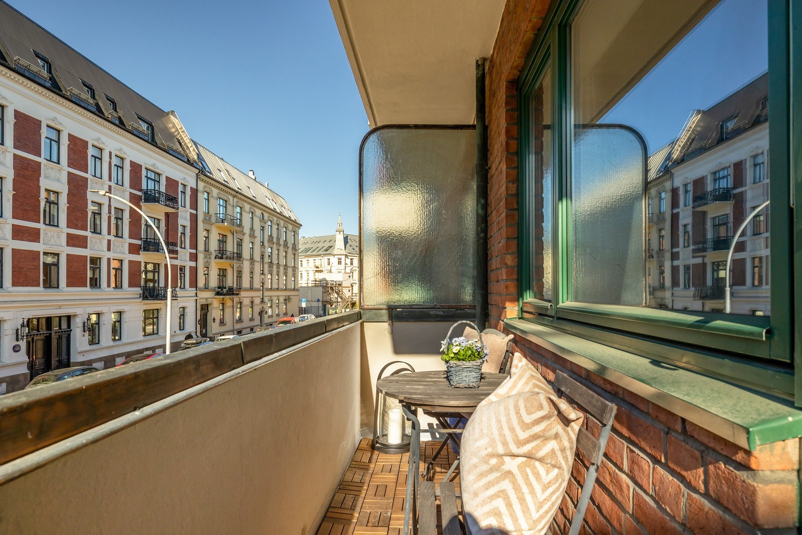 Den vestvendte balkongen på ca. 3 kvm har plass til et cafésett og er et hyggelig sted å nyte ettermiddags- og kveldssolen. Galleribilde