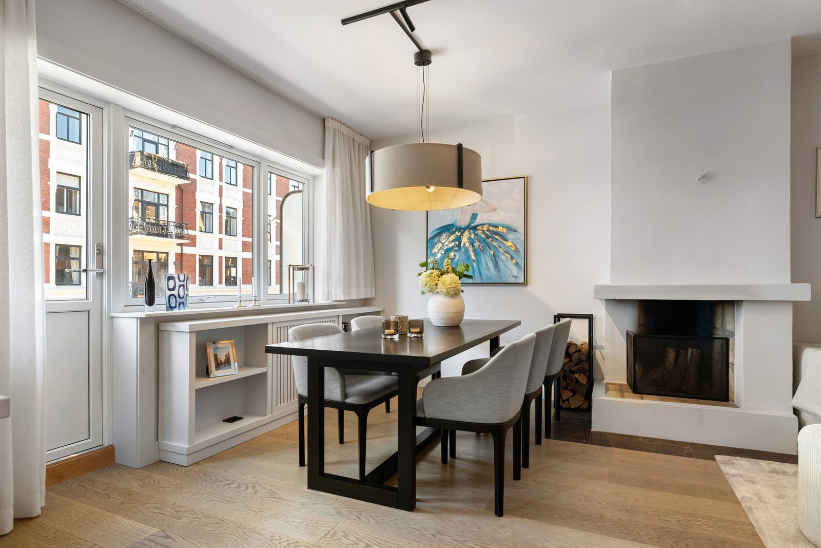 Den plassbygde innredningen under vinduene skjuler radiatorene på en elegant måte, samtidig som den tilfører praktisk oppbevaringsplass. Galleribilde