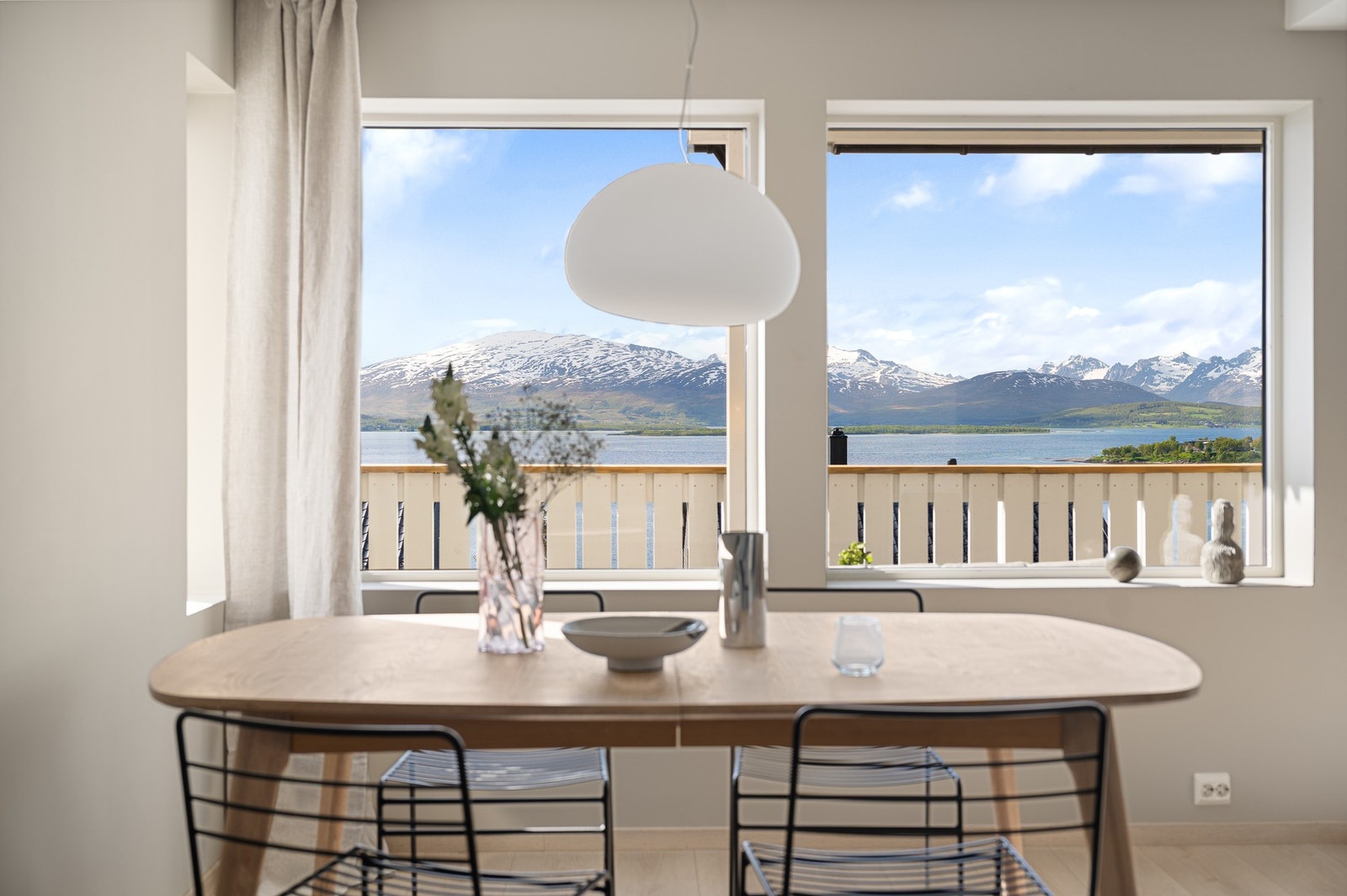 Vinduene mot vest er utstyrt med utvendig, elektrisk styrt solskjerming. Galleribilde