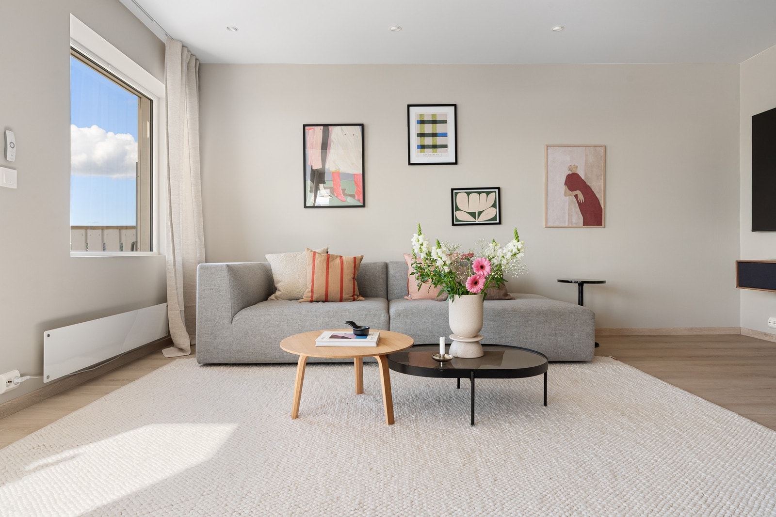 Stuen er romslig og lett å møblere, med god plass til en stor sofagruppe. Galleribilde