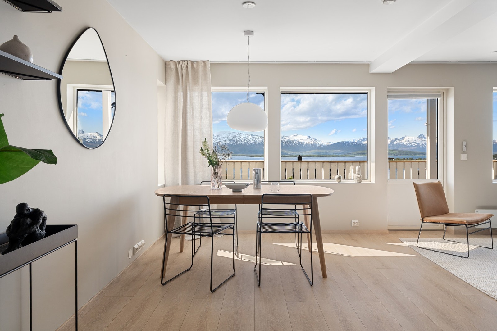 De store vindusflatene slipper inn rikelig med dagslys og rammer inn utsikten. Galleribilde