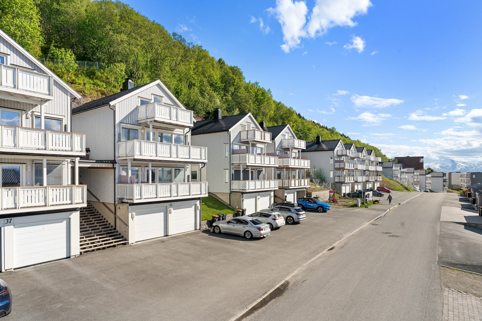 Boligen er den øvre delen av en horisontaldelt tomannsbolig oppført i 2014. Galleribilde